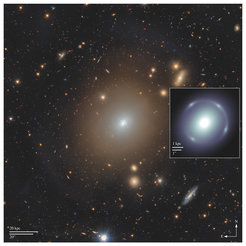 Der helle Ring um das Zentrum der Galaxie NGC 6505, den das ESA-Teleskop Euclid aufgenommen hat, ist ein eindrucksvolles Beispiel für einen Einsteinring. NGC 6505 wirkt als Gravitationslinse und beugt das Licht einer weit entfernten Galaxie. Durch die nahezu perfekte Ausrichtung von NGC 6505 und der Hintergrundgalaxie entsteht ein spektakulärer Ring. Dieses seltene Phänomen wurde erstmals von Einstein in seiner Allgemeinen Relativitätstheorie theoretisch beschrieben.Die Weitwinkelaufnahme zeigt den ausgedehnten Sternhalo von NGC 6505 und den Einsteinring (in der Mitte der Galaxie, rechts vergrößert), umgeben von verschiedenfarbigen Vordergrundsternen und Hintergrundgalaxien.