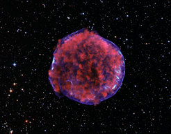 Der Überrest der von Tycho beobachteten Supernova im Röntgenlicht; eine sich ausbreitende Stoßwelle ist klar zu erkennen.